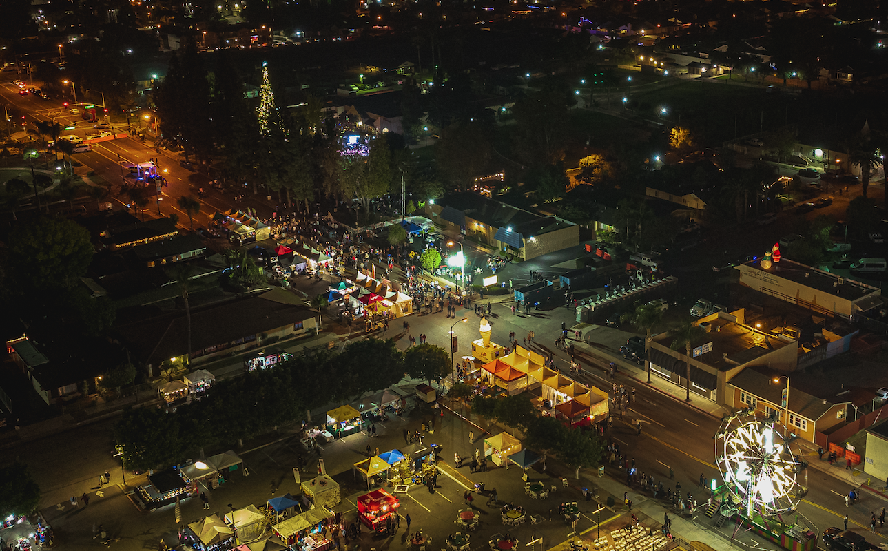 Read more about the article Commercial Christmas Light Installation in California: Turn Your Business into a Holiday Landmark