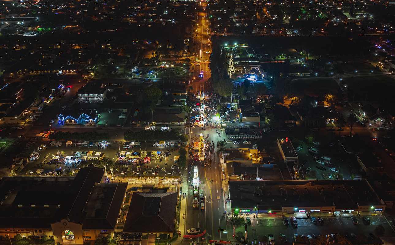 Read more about the article Holiday Lighting in Orange County: Magical Displays That Spark Joy All Season Long